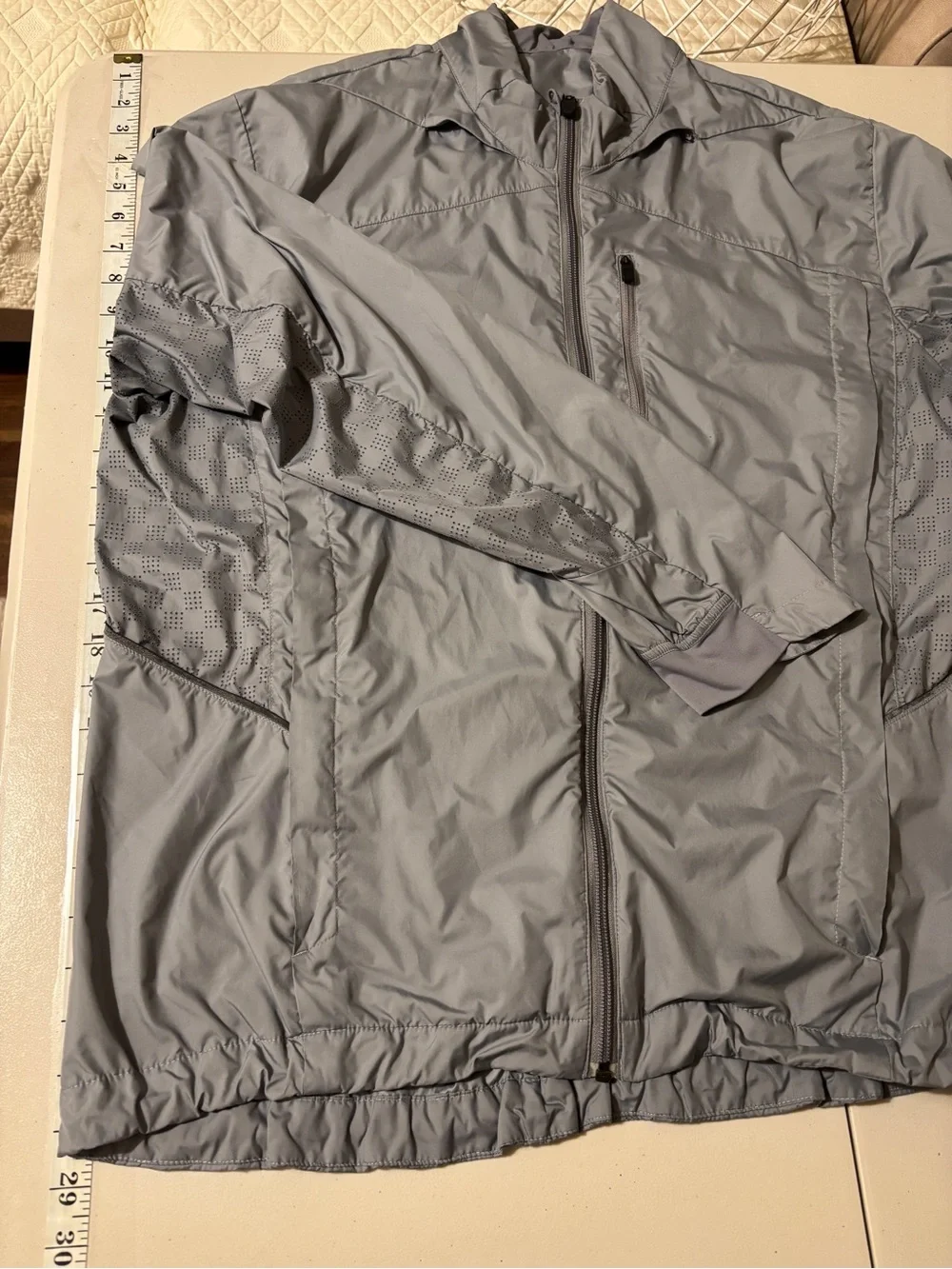 lululemon Mens Windbreaker Jacket Size XL Running Hiking Outdoors Athletic Fit